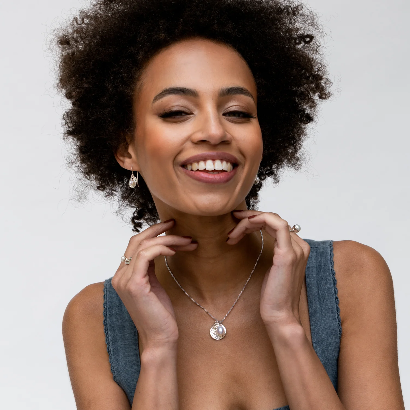 DOWER & HALL Hammered Disc & Pearl Nomad Pendant PLP225-S-WP