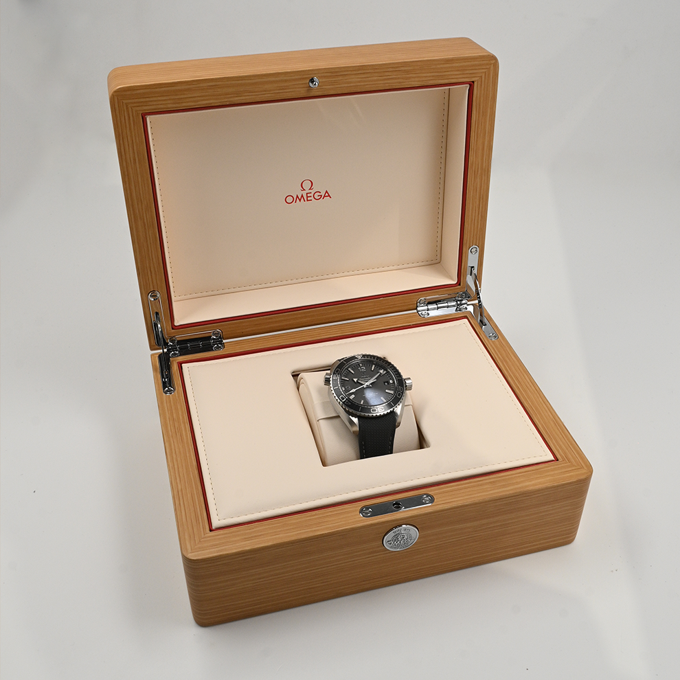 Pre-Owned Omega Planet Ocean 600m 43.5mm 215.32.44.21.01.002