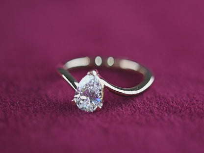 Beards 18kt Yellow Gold Lab-Grown Pear-Cut Twist Ring